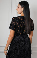 Blusa negra con encaje floral