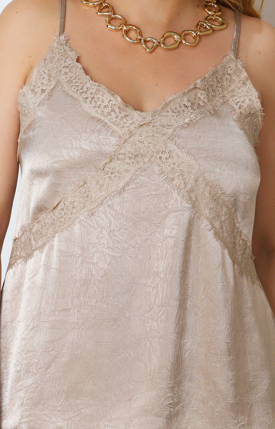 Blusa lencera satinada con encaje