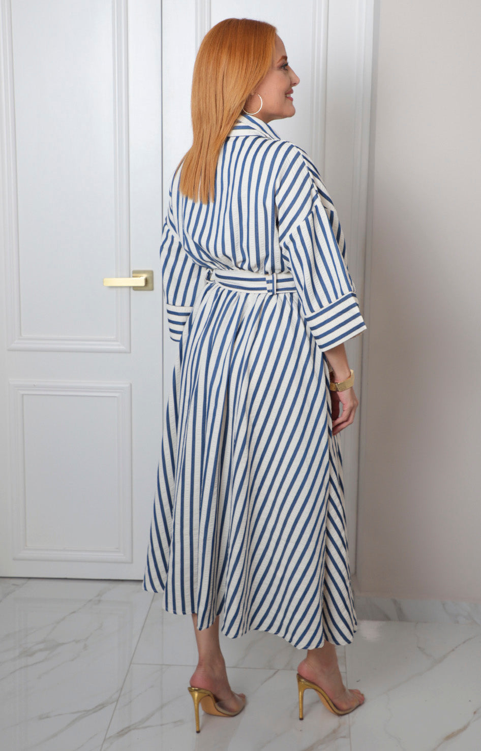 Vestido camisero a rayas con cinturón de talla regular de Boutiquemirel, muestra detalles del diseño y patrón en la imagen.