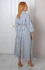 Vestido camisero a rayas con cinturón de talla regular de Boutiquemirel, muestra detalles del diseño y patrón en la imagen.