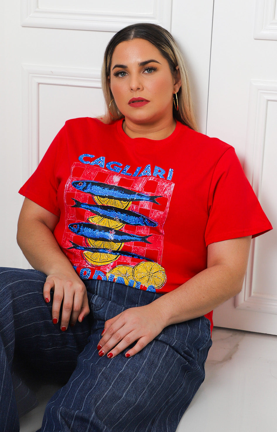 Blusa roja con aplicaciones brillantes