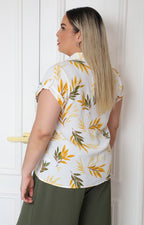 Blusa camisera con estampado de hojas