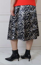 Falda midi curvy con estampado animal print de la marca Boutiquemirel, diseñada para resaltar la silueta y estilo.