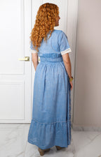 Vestido azul con bordado blanco