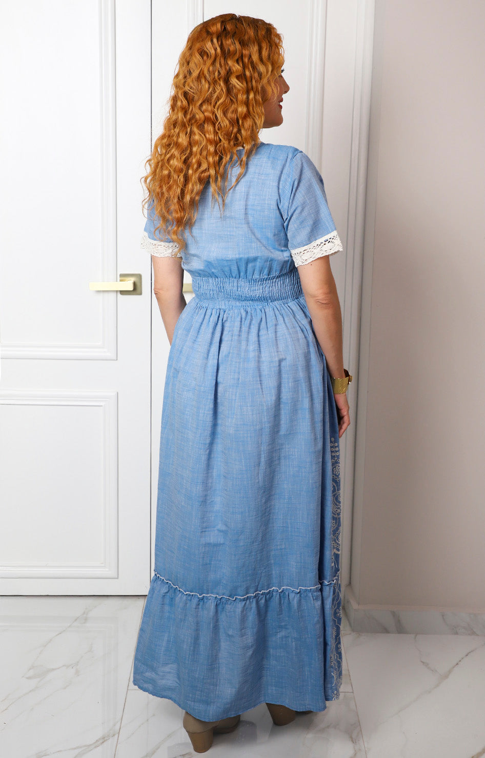 Vestido azul con bordado blanco