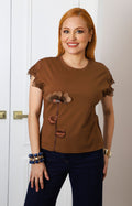 Blusa café con flor 3D