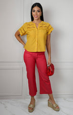 Blusa con calado decorativo y escote en V