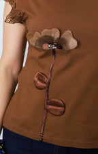 Blusa café con flor 3D