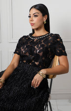 Blusa negra con encaje floral
