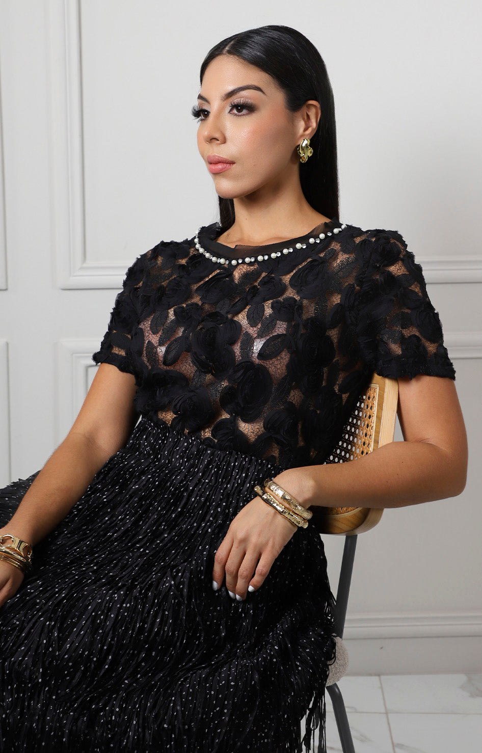 Blusa negra con encaje floral