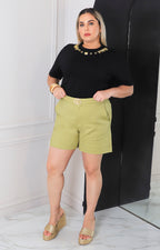 Short con hebilla dorada