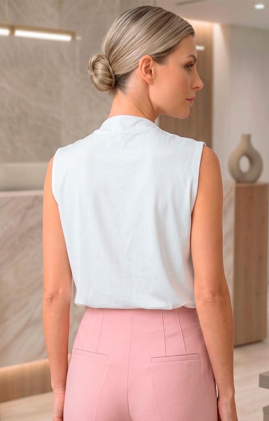 Blusa drapeada con detalles dorados
