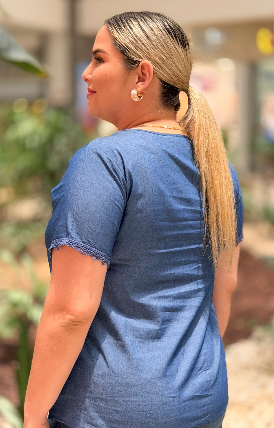 Blusa de mezclilla con bordado