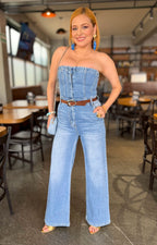 Pantalones palazzo largos de mezclilla sin tirantes con cinturón, estilo casual, de la marca LC Lizette, vista frontal.