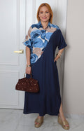Vestido largo regular de Boutiquemirel con estampado circular, de corte camisero y tela ligera, visible en la imagen.