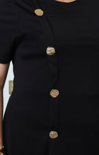 Blusa negra asimétrica con botones dorados