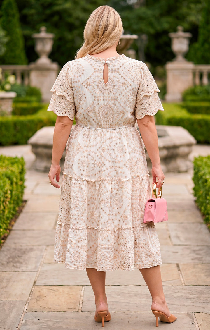 Vestido beige con detalles bordados - VESTIDO CORTO CURVY Boutiquemirel 