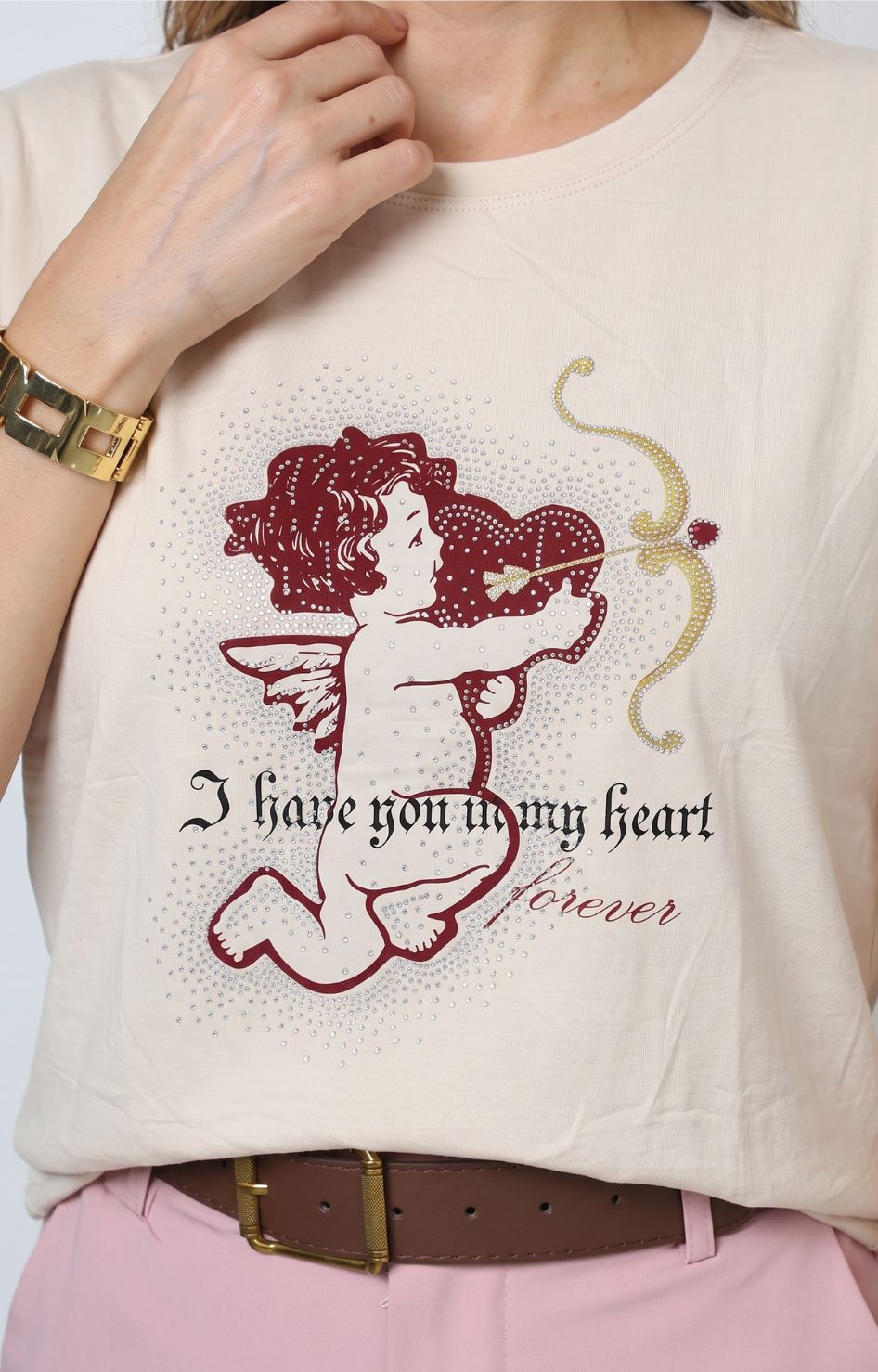Blusa con estampado de cupido y aplicaciones