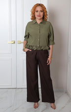 Blusa camisera regular de Boutiquemirel con olán inferior, en tela ligera y diseño elegante para mujer.