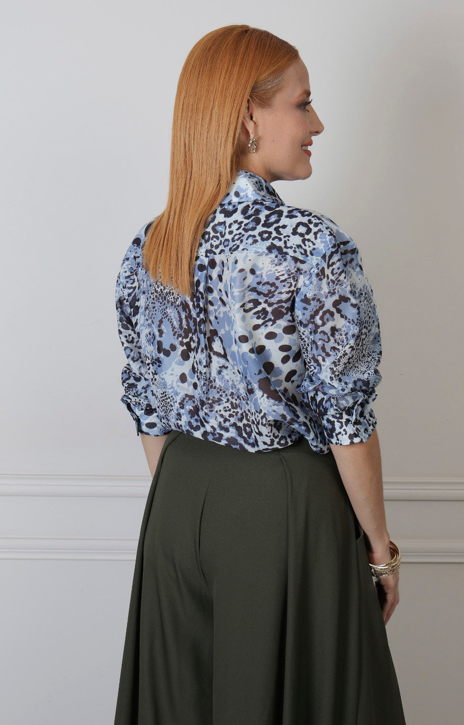 Blusa animal print Boutiquemirel con cuello de moño, corte regular y estampado de leopardo