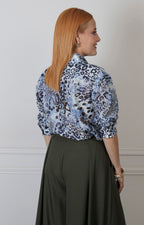 Blusa animal print Boutiquemirel con cuello de moño, corte regular y estampado de leopardo