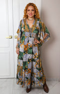 Vestido largo regular de Boutiquemirel con escote en V y estampado floral, mostrando el diseño y la tela del vestido.