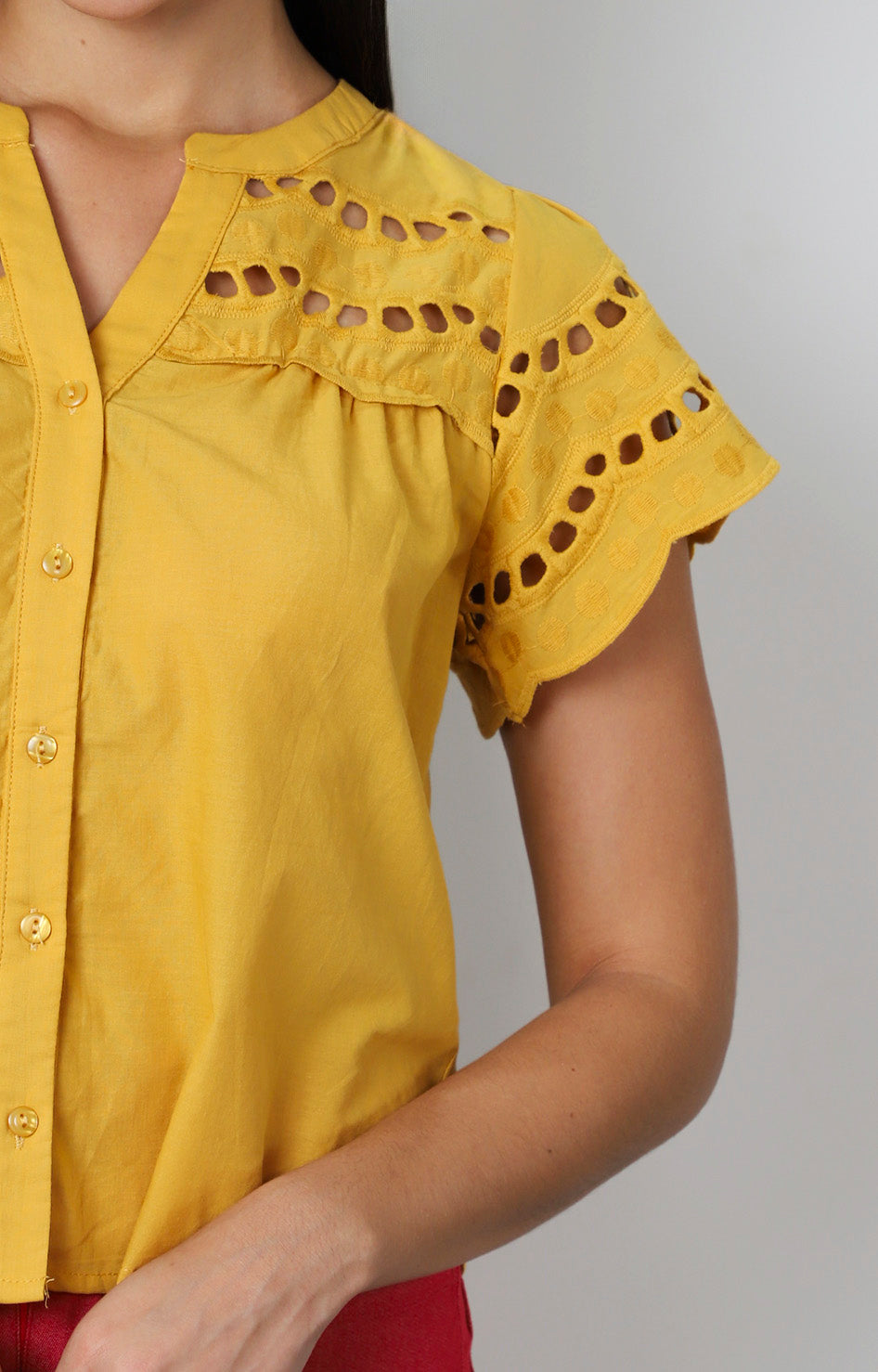 Blusa con calado decorativo y escote en V