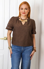 Blusa escote en V con mangas caladas