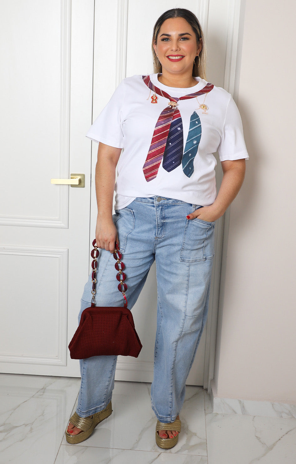 Blusa blanca con broches dorados