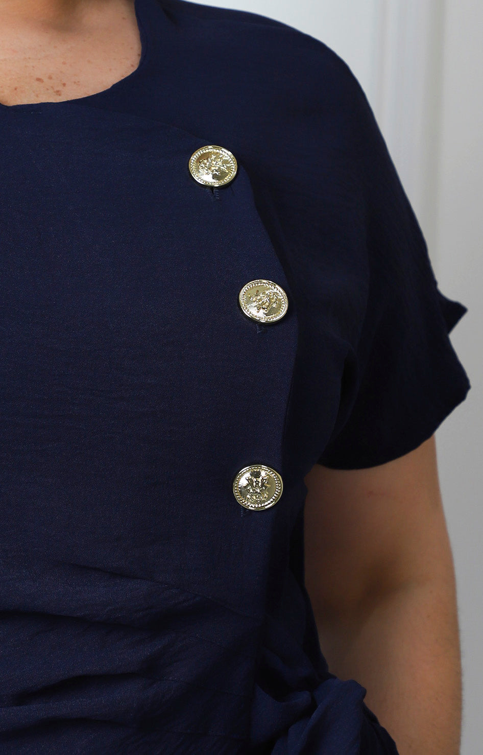 Blusa con lazo y botones dorados