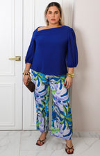 Blusa azul con cuello drapeado y mangas globo