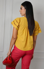 Blusa con calado decorativo y escote en V