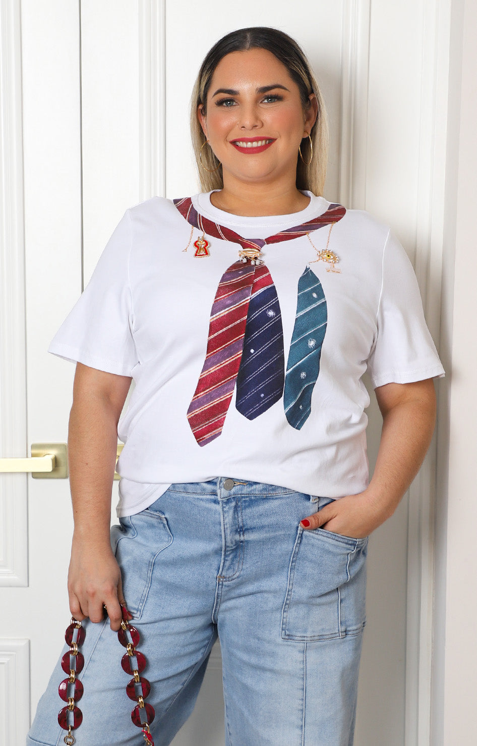 Blusa blanca con broches dorados