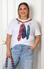 Blusa blanca con broches dorados