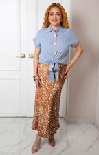 Blusa azul de mezclilla con botones
