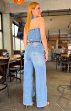 Pantalones palazzo largos de mezclilla sin tirantes con cinturón de la marca LC Lizette sobre fondo neutro.