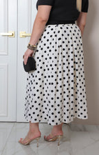 Falda midi beige de puntos negros