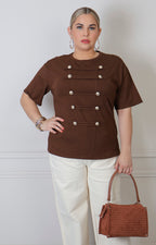 Blusa curvy estilo militar con botones dorados, de la marca Boutiquemirel, mostrando el diseño y detalles en la parte frontal.