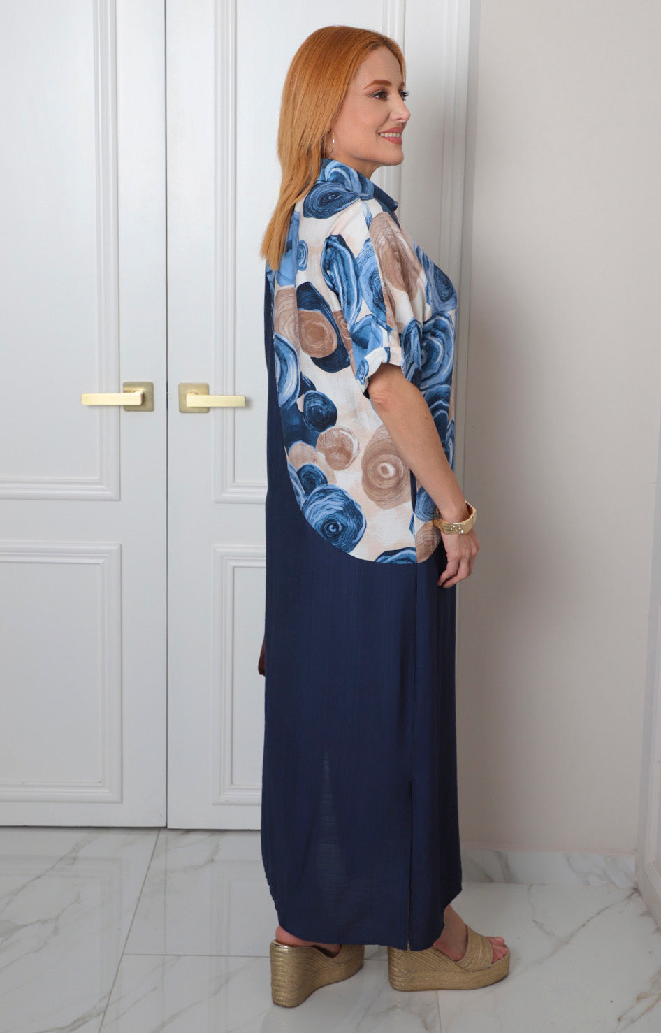 Vestido largo regular de Boutiquemirel con estampado circular, manga larga y cuello de solapa, en tejido ligero y fluido.