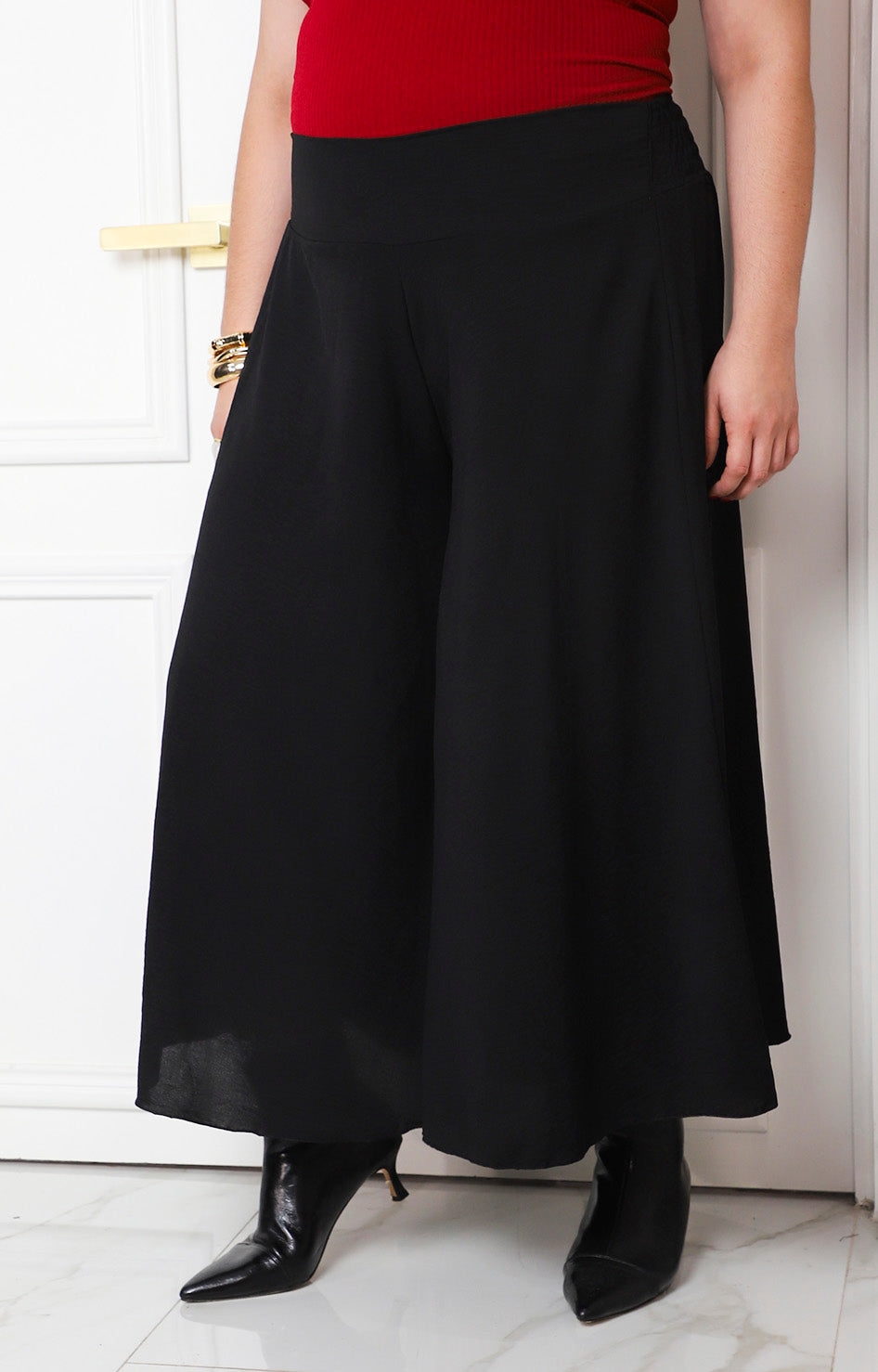Pantalón negro de pierna amplia de la marca Boutiquemirel, estilo curvy, con corte cómodo y moderno.