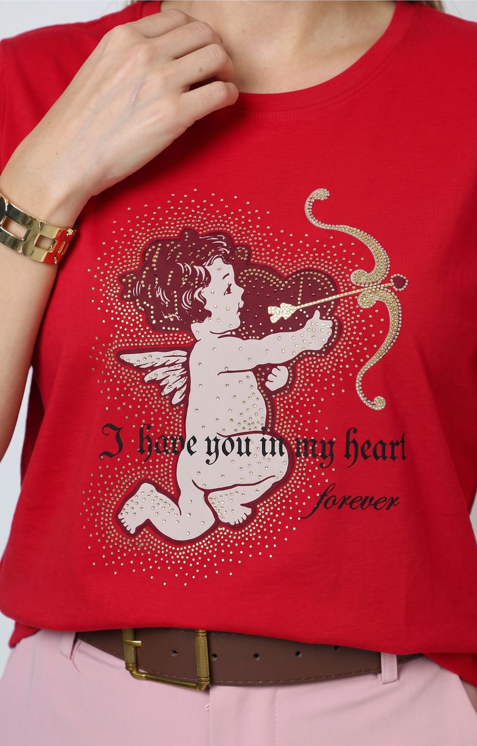Blusa con estampado de cupido y aplicaciones