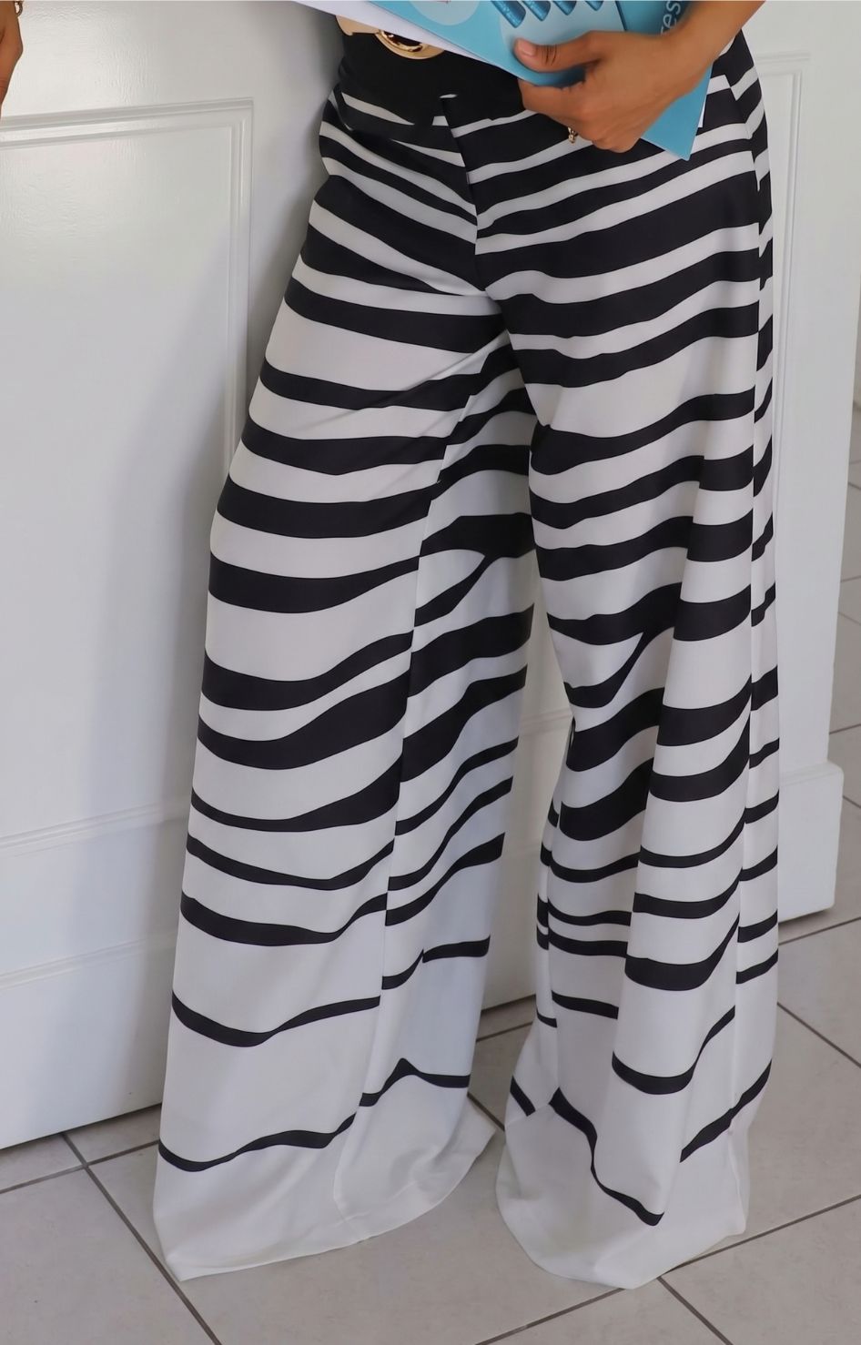 Pantalón a rayas negro y blanco