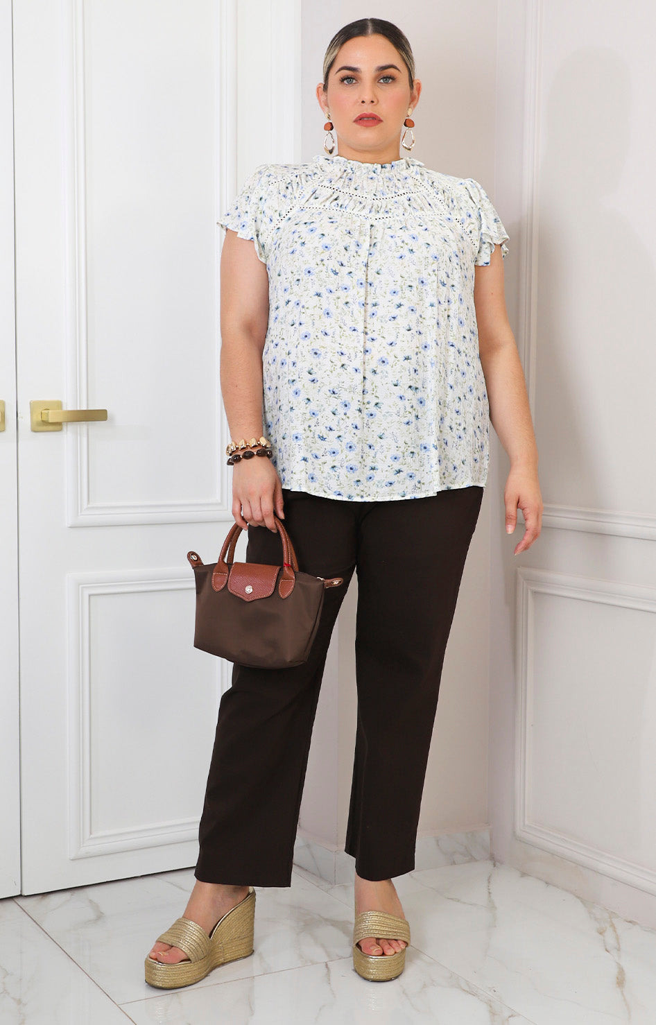 Blusa floral con olanes y encaje