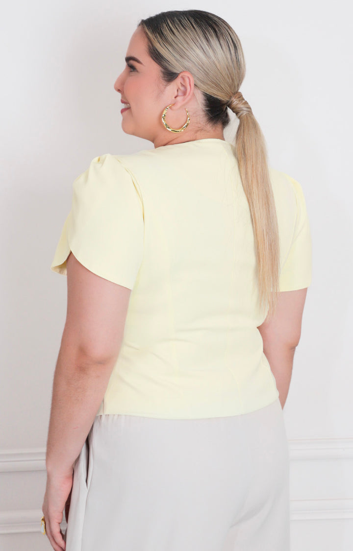 Blusa con manga plisada y botones