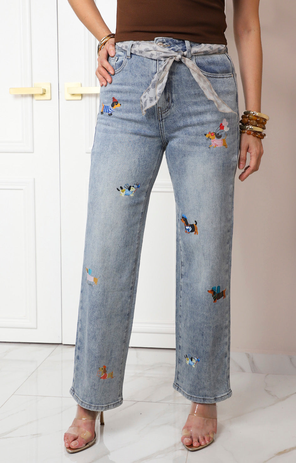 Pantalón de mezclilla recto con bordado de perritos