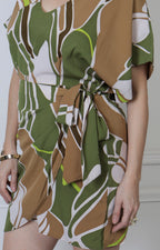 Vestido corto geométrico Boutiquemirel con cinturón y corte regular