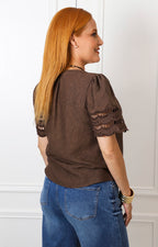 Blusa escote en V con mangas caladas