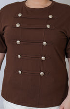 Blusa curvy Boutiquemirel con botones dorados y estilo militar, mostrando el diseño y detalles en la parte superior de la prenda.