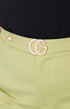 Short con hebilla dorada