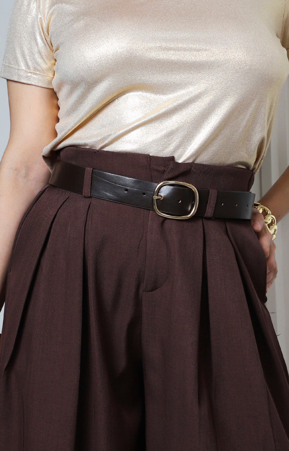 Pantalón plisado de pierna ancha con cinturón